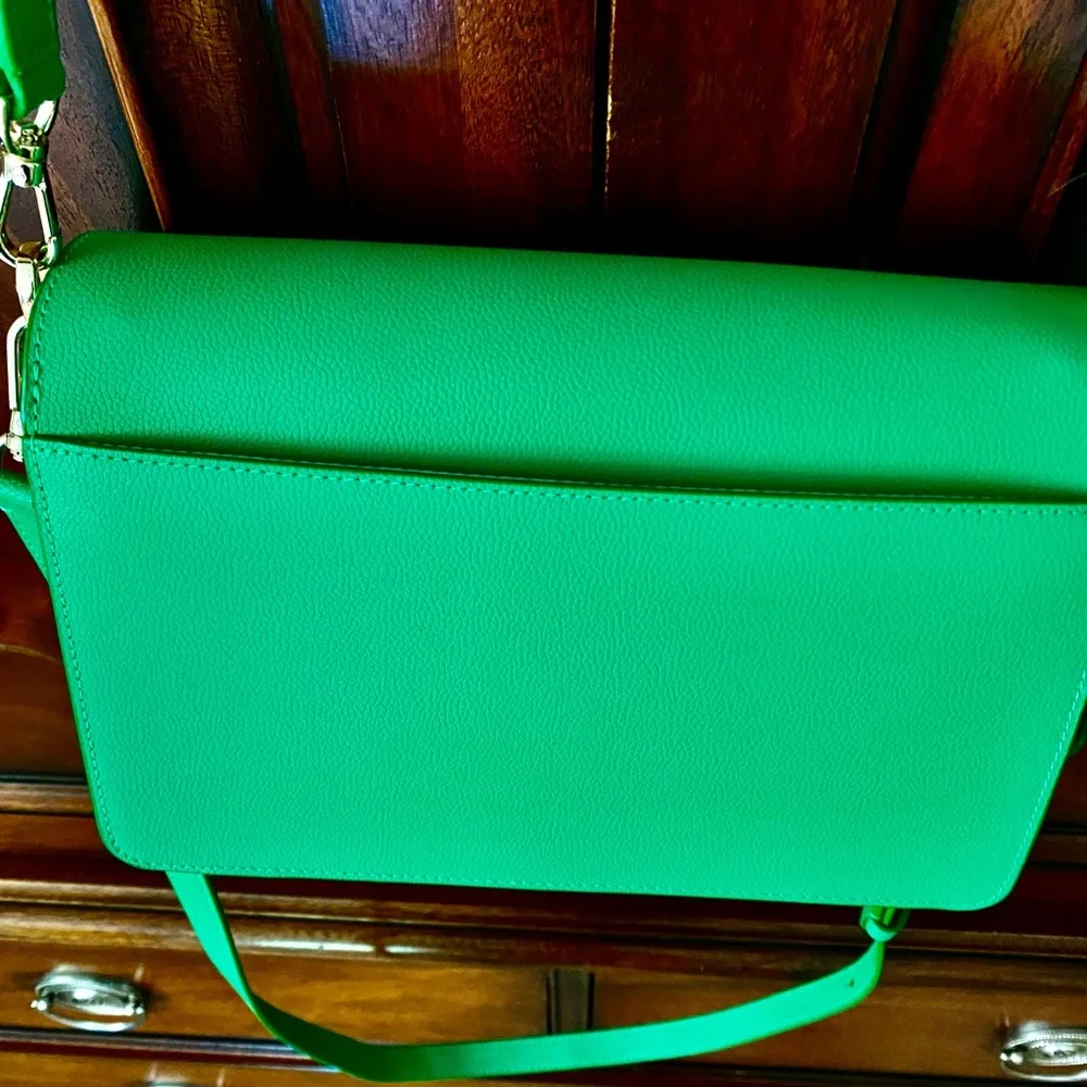 New with tag Kate Spade green bag front gold closure. - Picture 8 of 10